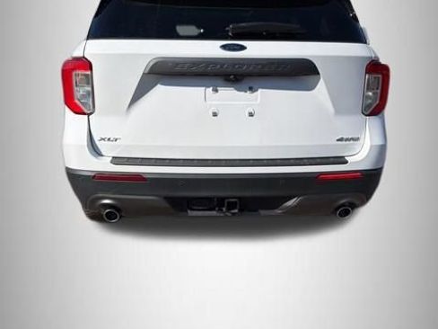 Used 2021 Ford Explorer XLT w/ Equipment Group 202A image 4