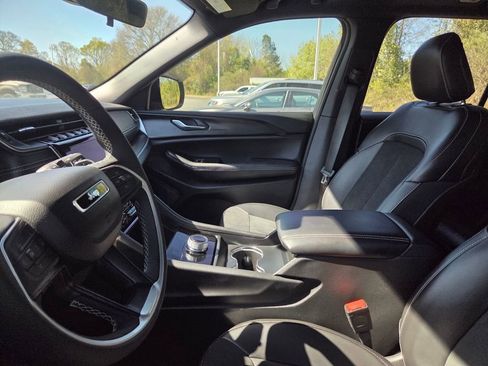 Used 2025 Jeep Grand Cherokee Altitude image 6