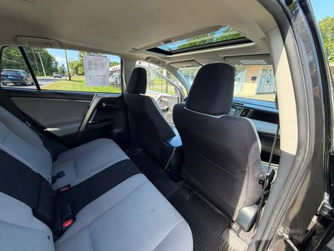 Used 2018 Toyota RAV4 XLE AWD/4WD image 15