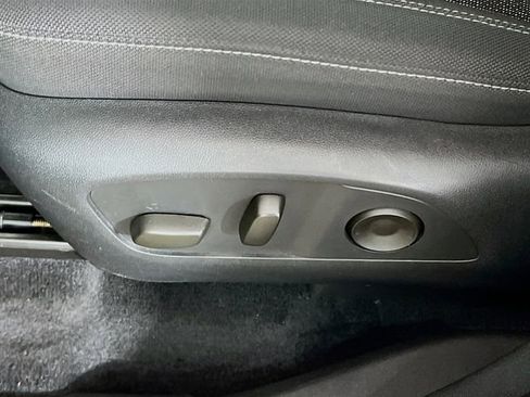 Used 2025 Chevrolet Traverse LT image 19