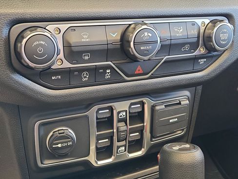 Used 2025 Jeep Wrangler Sport S image 33