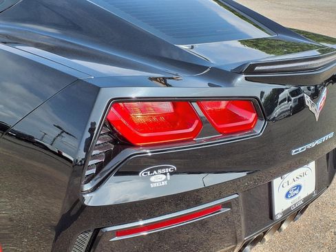 Used 2019 Chevrolet Corvette Stingray Coupe w/ 1LT RWD image 13