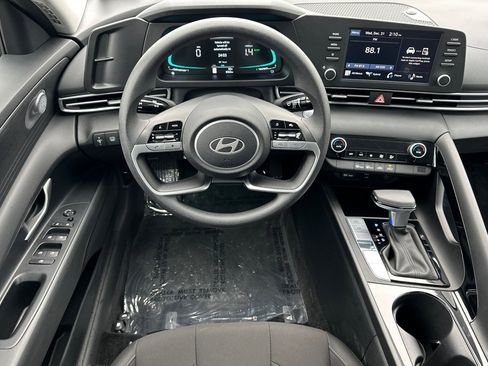 Used 2025 Hyundai Elantra Blue image 16