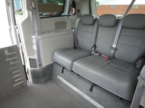Used 2010 Chrysler Town & Country Touring FWD image 19