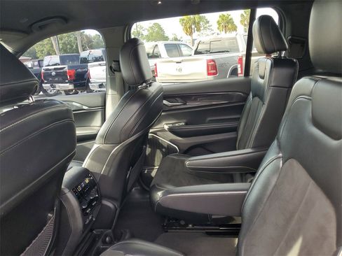 Used 2022 Jeep Grand Cherokee L Laredo image 30