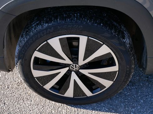 Certified 2022 Volkswagen Taos SE w/ Panoramic Sunroof Package image 15