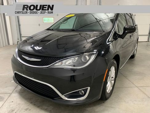 Used 2018 Chrysler Pacifica Touring-L FWD image 1