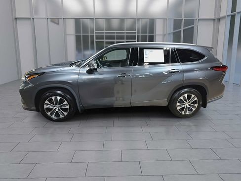Used 2022 Toyota Highlander XLE AWD/4WD image 5