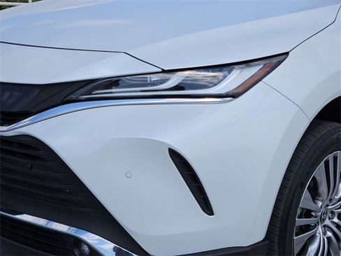 Used 2023 Toyota Venza Limited image 8