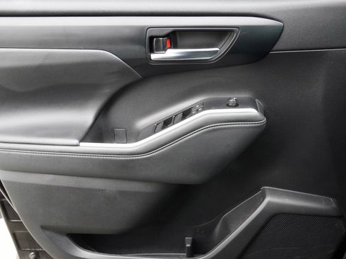 Used 2022 Toyota Highlander XLE image 29