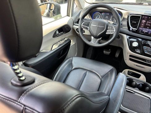 Used 2023 Chrysler Pacifica Touring-L FWD image 13
