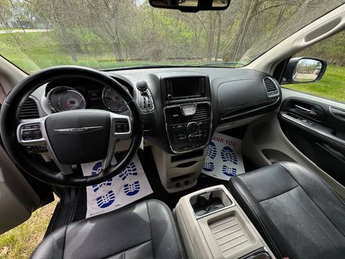 Used 2012 Chrysler Town & Country Touring w/ Entertainment Group #1 FWD image 9