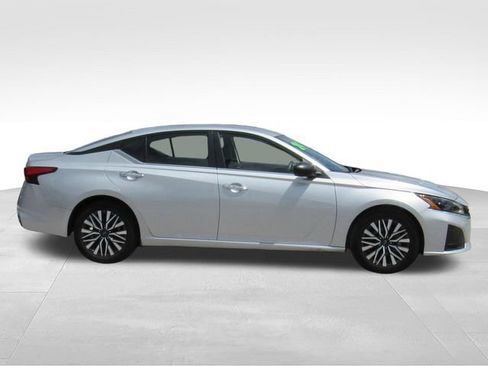 Used 2024 Nissan Altima 2.5 SV FWD image 4