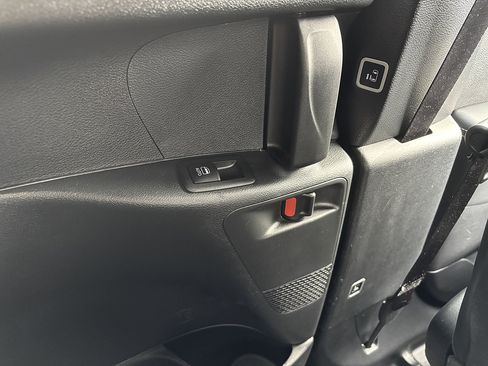 Used 2025 Chrysler Pacifica Select FWD image 31