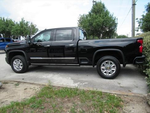 Used 2024 Chevrolet Silverado 2500 High Country w/ High Country Premium Package AWD/4WD image 3