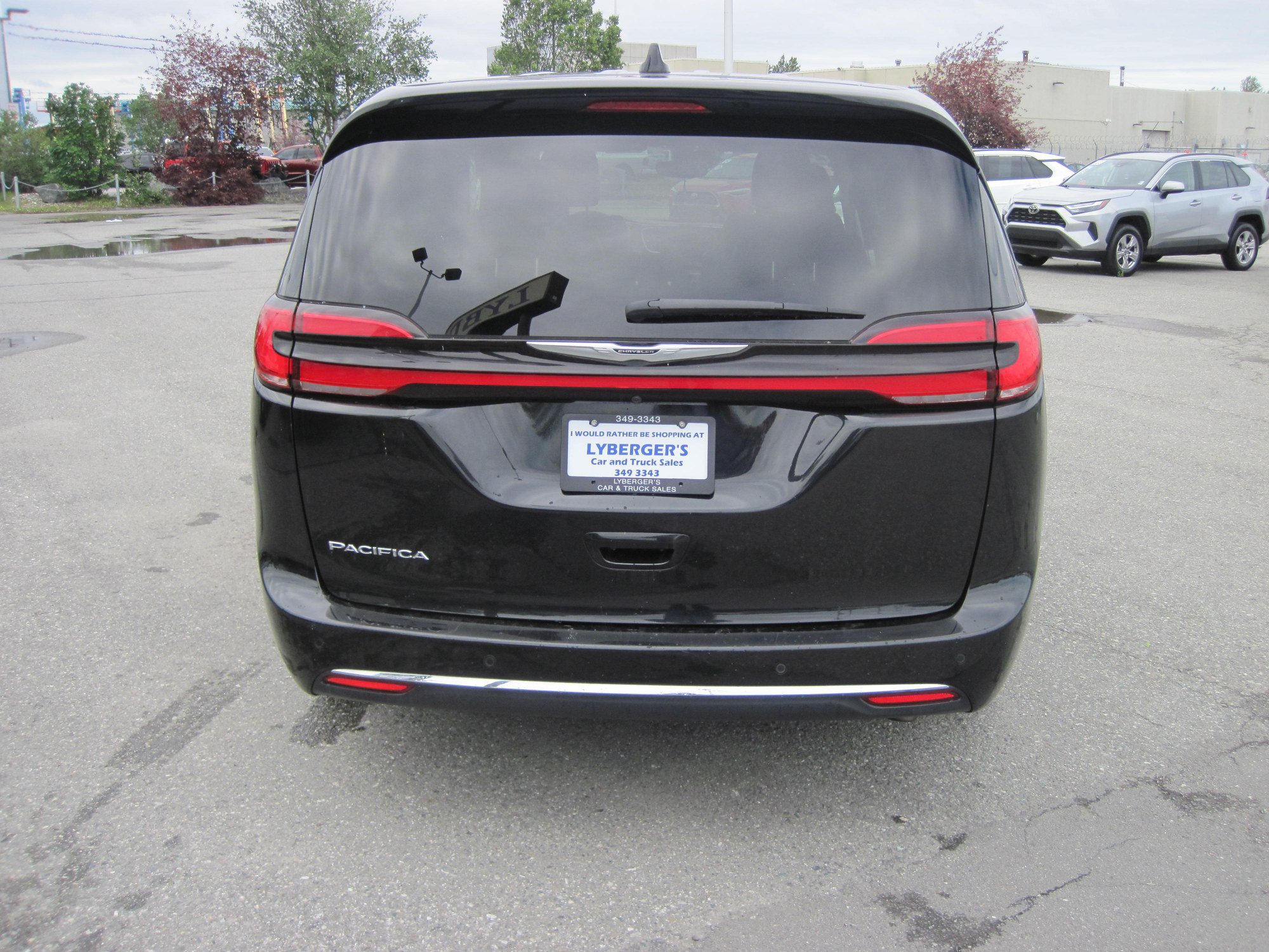 Used 2024 Chrysler Pacifica Touring-L FWD image 6