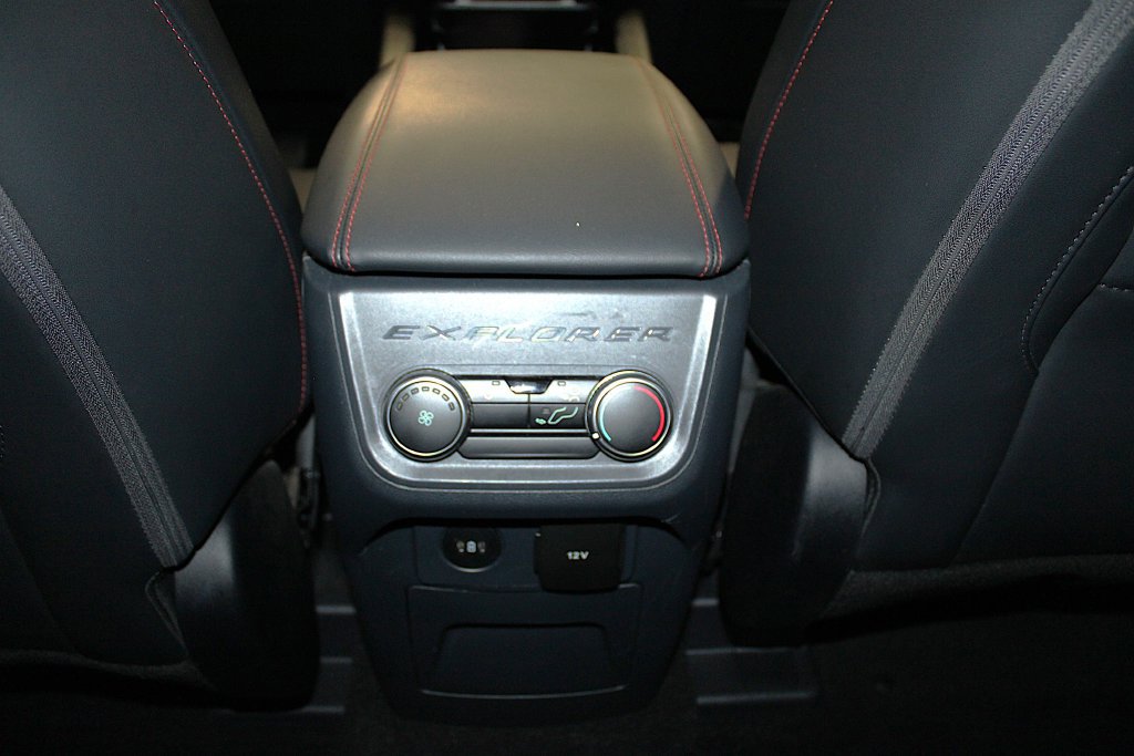 Used 2025 Ford Explorer ST-Line AWD/4WD image 34