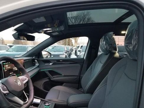 New 2026 Volkswagen Tiguan SE R-Line FWD image 8