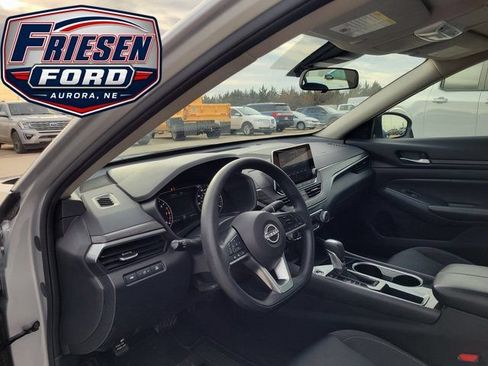 Used 2024 Nissan Altima 2.5 SV FWD image 12