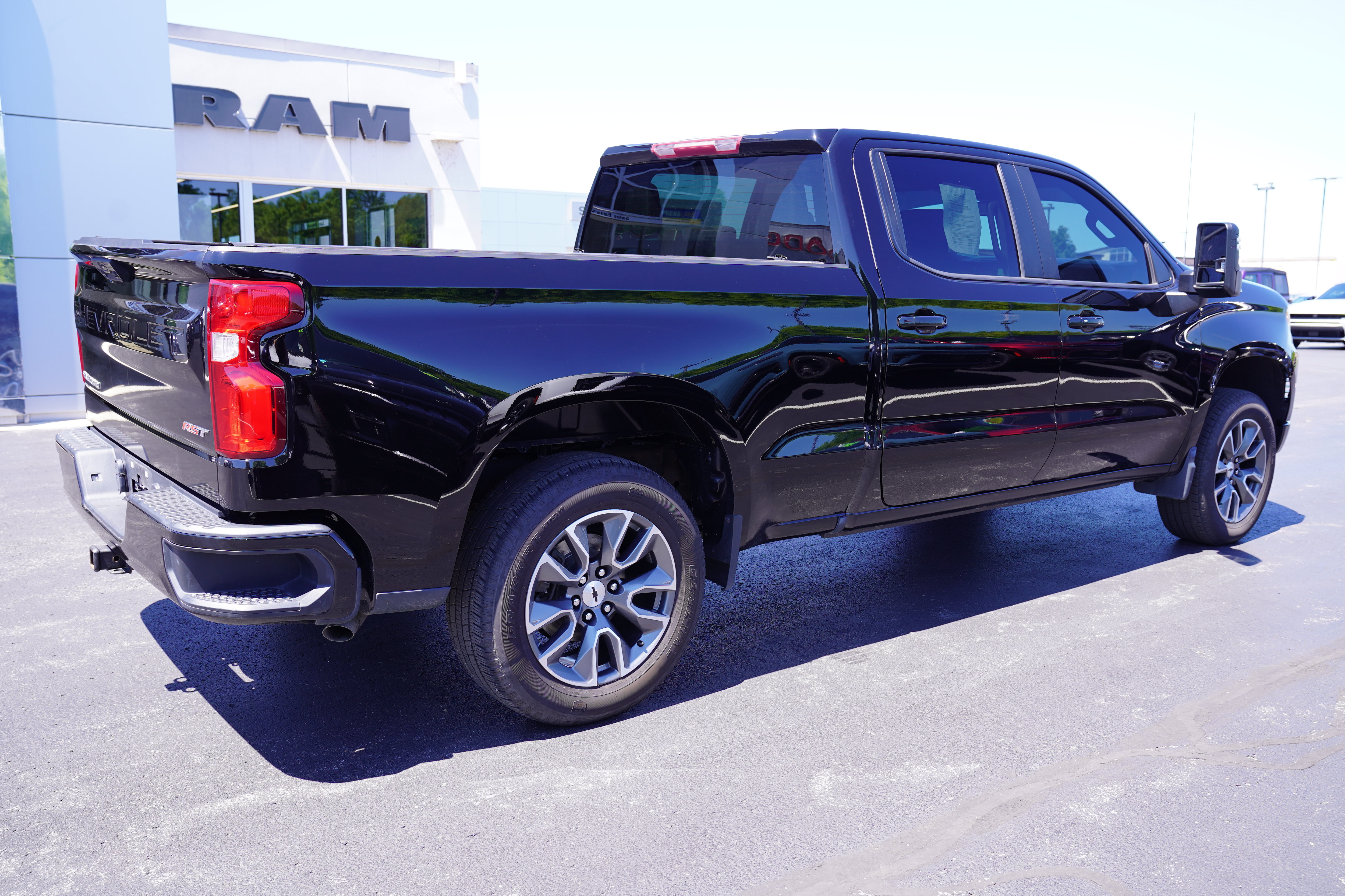 Used 2022 Chevrolet Silverado 1500 RST AWD/4WD image 3