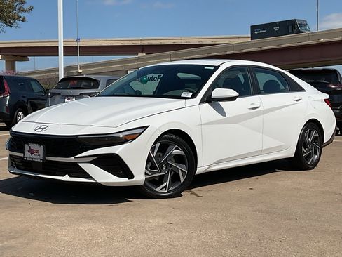 Used 2025 Hyundai Elantra SEL image 2