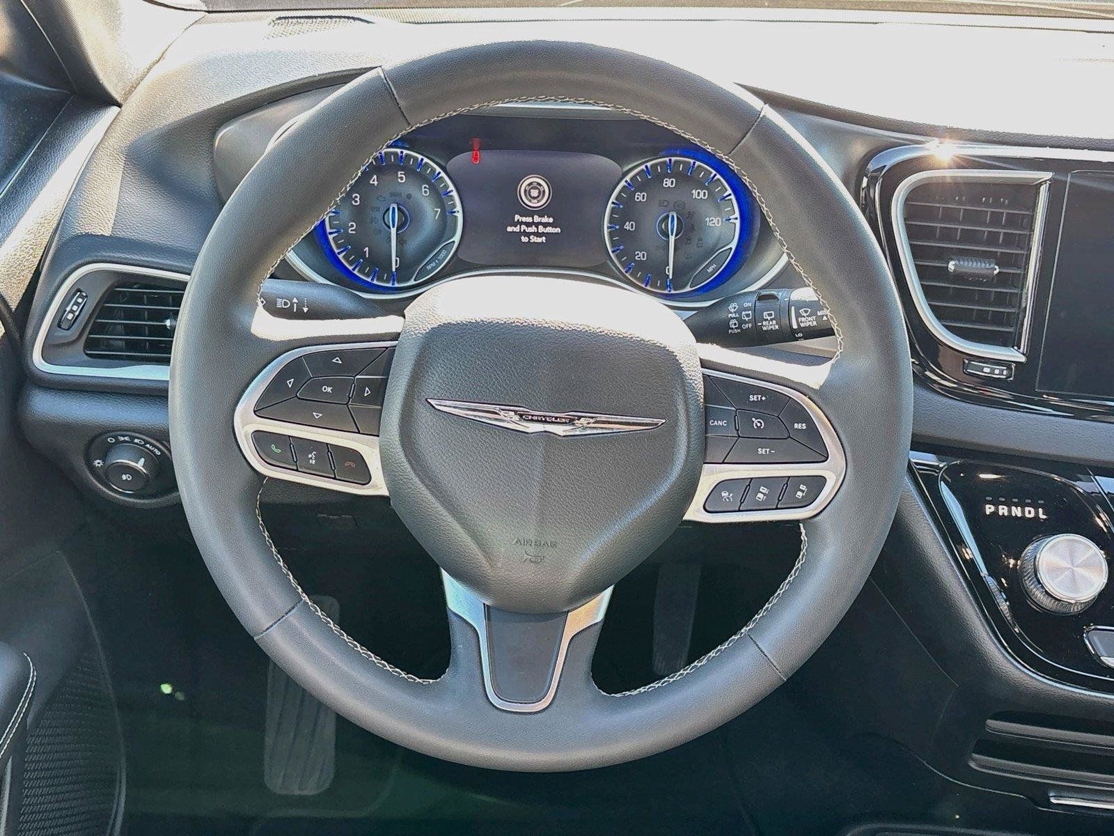 Certified 2025 Chrysler Pacifica Select FWD image 18