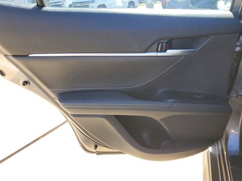 Used 2018 Toyota Camry XSE image 12