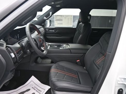 Used 2025 Nissan Armada PRO-4X image 11