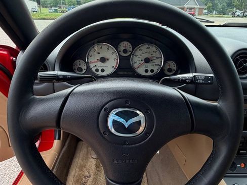 Used 2001 MAZDA MX-5 Miata RWD image 9