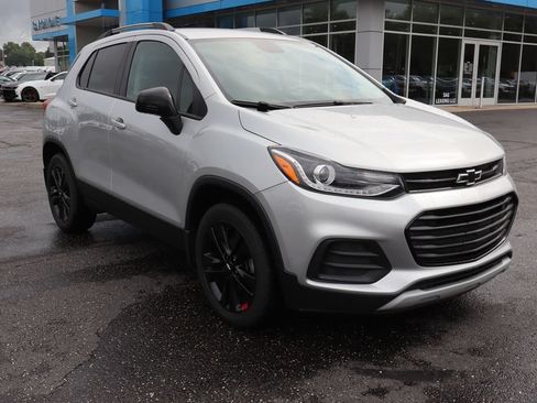 Used 2021 Chevrolet Trax LT w/ Redline Edition AWD/4WD image 2