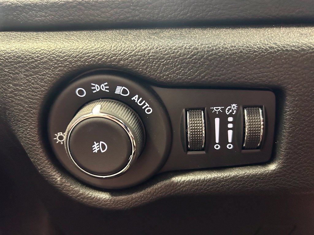 Used 2025 Chrysler Pacifica Premium FWD image 14