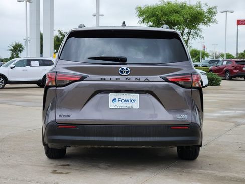 Used 2021 Toyota Sienna XLE FWD image 6