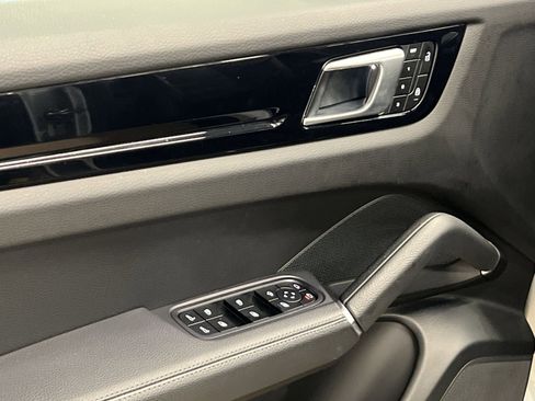 Used 2023 Porsche Cayenne Platinum Edition image 13