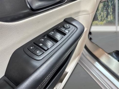 Used 2023 Chrysler Pacifica Touring-L image 27