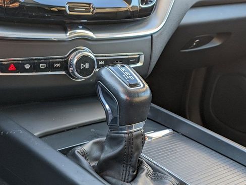 Used 2019 Volvo XC60 T5 Momentum w/ Premium Package image 19