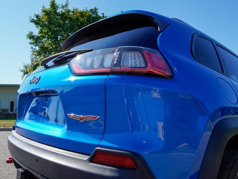 Used 2019 Jeep Cherokee Trailhawk AWD/4WD image 30