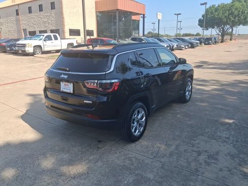 Used 2025 Jeep Compass Latitude w/ Sun & Sound Group AWD/4WD image 7