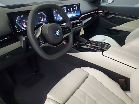 Used 2025 BMW 530i w/ Premium Package image 4