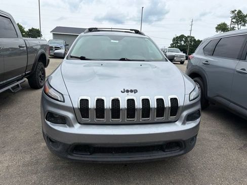 Used 2018 Jeep Cherokee Latitude w/ Altitude Package AWD/4WD image 3