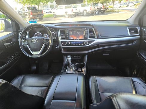 Used 2017 Toyota Highlander XLE AWD/4WD image 15