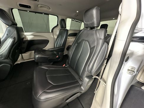 Used 2022 Chrysler Pacifica Touring-L image 26