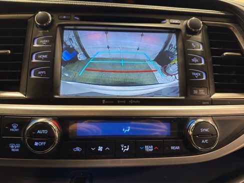 Used 2018 Toyota Highlander SE image 17