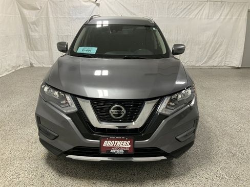 Used 2019 Nissan Rogue SV image 3