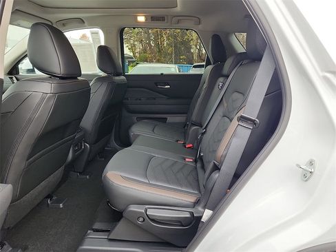 New 2025 Nissan Pathfinder Platinum image 5