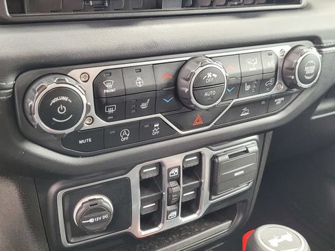 Used 2025 Jeep Wrangler Unlimited Sahara AWD/4WD image 19