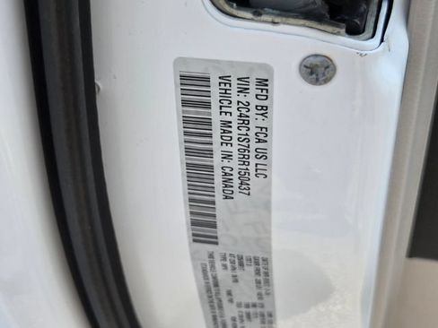 Used 2024 Chrysler Pacifica Limited FWD image 33