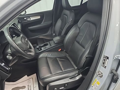 Used 2022 Volvo XC40 T5 Momentum w/ Climate Package image 28