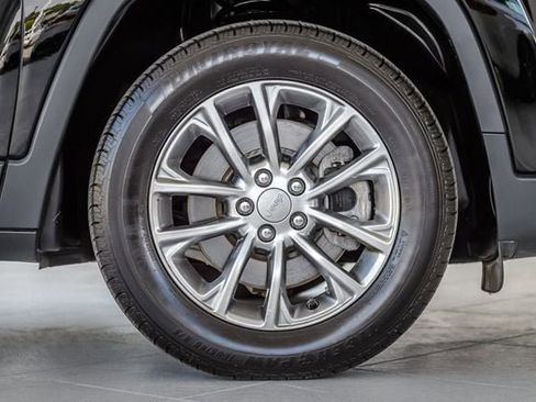 Used 2019 Jeep Cherokee Latitude Plus FWD image 15