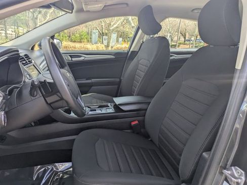 Used 2019 Ford Fusion SE image 18