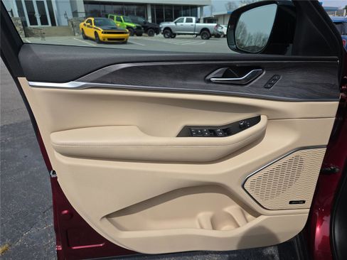 Used 2025 Jeep Grand Cherokee Limited w/ Luxury Tech Group II image 19